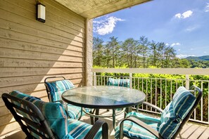 Outdoor dining - FREE Dollywood Ticket • Whispering Pines 611 • 3 bd 3 bath • Pools • 1st floor (Pigeon Forge)
