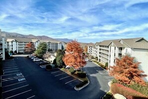 Property grounds - FREE Dollywood Ticket • Whispering Pines 611 • 3 bd 3 bath • Pools • 1st floor (Pigeon Forge)