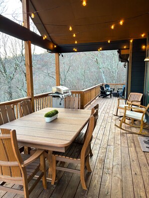Outdoor dining - Mountain view’s with hot tub & pool table on Beech Mountain. Sleeps 10.  (Banner Elk)