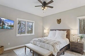 4 bedrooms, in-room safe, iron/ironing board, travel cot - Mountain view’s with hot tub & pool table on Beech Mountain. Sleeps 10.  (Banner Elk)