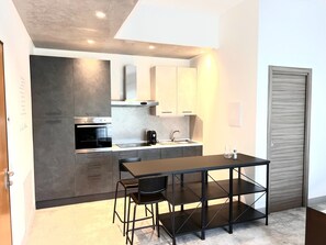 Réfrigérateur, four, plaque de cuisson, cafetière/bouilloire