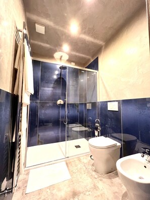 Douche, sèche-cheveux, serviettes fournies, savon