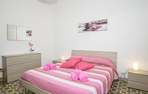 5 bedrooms, travel cot, free WiFi, bed sheets