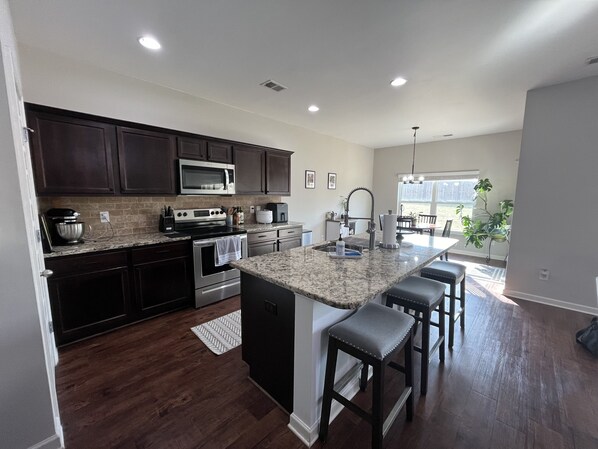 Private kitchen - Large Open Concept Home <20 min from Augusta National (Augusta)