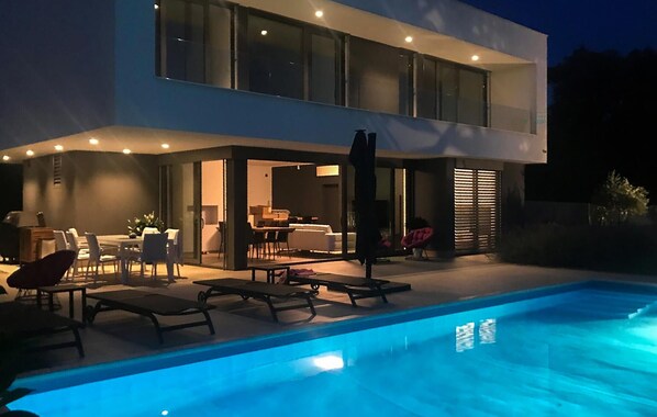 حمّام سباحة مُدفَّأ