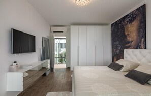 4 bedrooms, in-room safe, travel crib, WiFi (free)