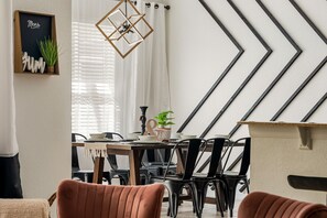 Dining - Whimsical Wonderland - Free Heated - Pool Games (Davenport)