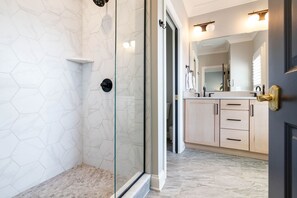Doccia, asciugacapelli, asciugamani, sapone