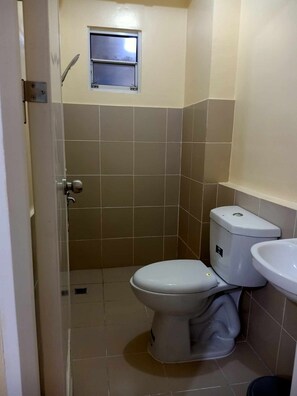 Douche, bidet, serviettes fournies