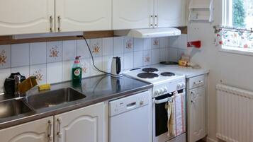 Fridge, oven, stovetop, dishwasher