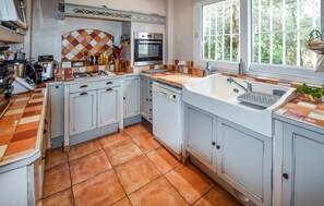 Fridge, oven, stovetop, dishwasher - Nice home in Entraigues-sur-la-Sorg (Entraigues-sur-la-Sorg)
