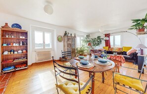 Dining - Cozy apartment in Locmariaquer with WiFi (Locmariaquer)