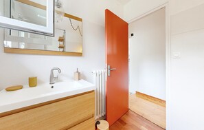Shower, hair dryer - Cozy apartment in Locmariaquer with WiFi (Locmariaquer)