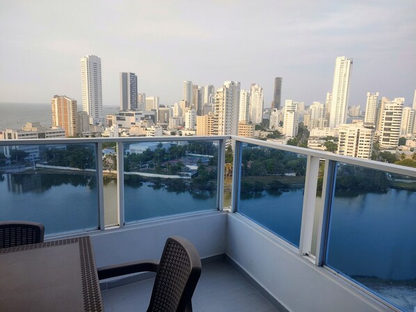 Outdoor dining - Vista Panorámica 2 Habitaciones Frente a la Playa (Cartagena de Indias)
