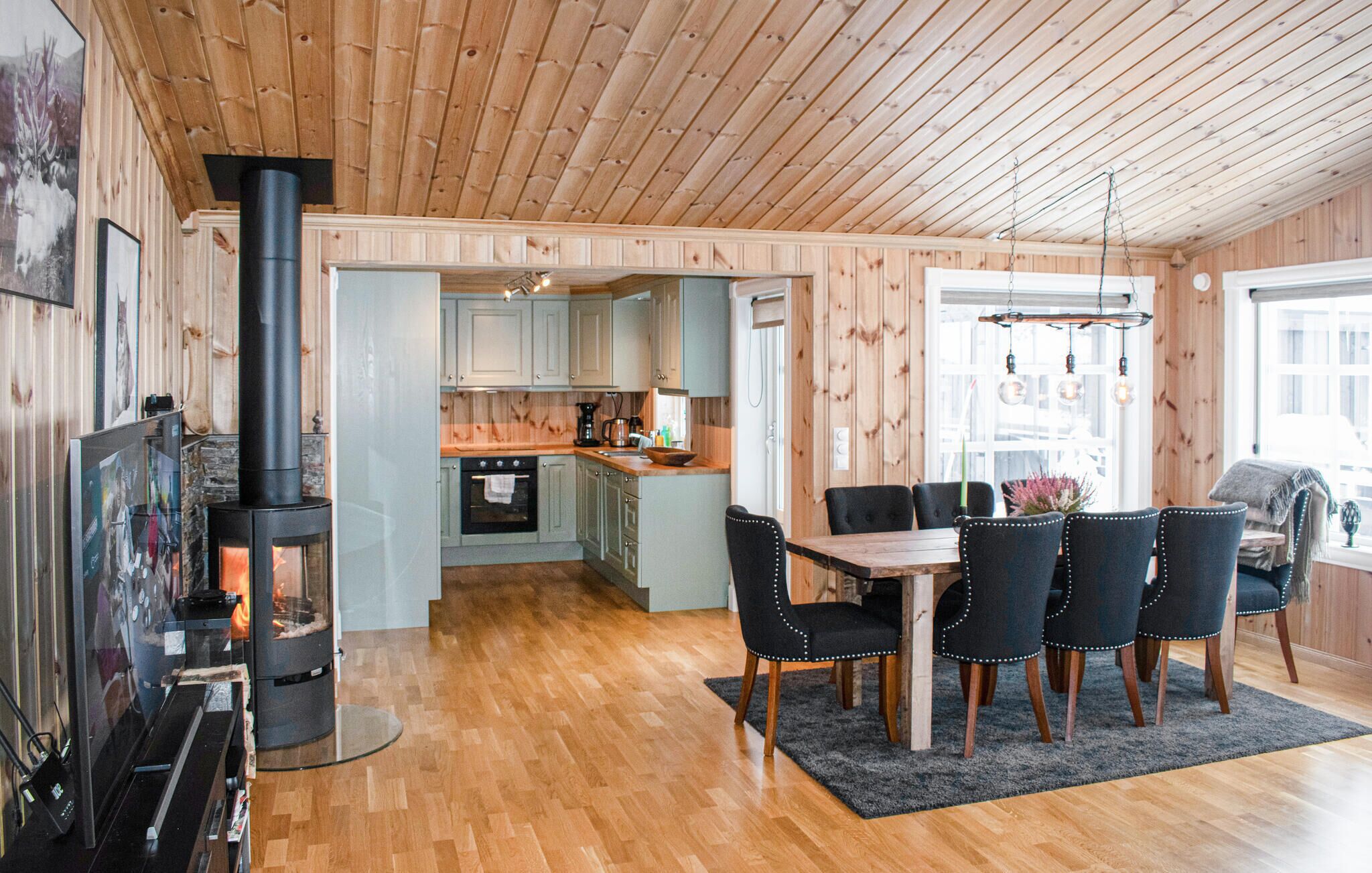 Kühlschrank, Geschirrspüler, Wasserkocher mit Kaffee-/Teezubehör