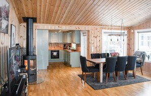 Fridge, dishwasher, coffee/tea maker, cookware/dishes/utensils - Awesome home in Engerdal with WiFi (Engerdal)