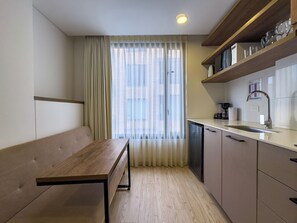 Refrigerador con freezer, microondas, licuadora, utensilios de cocina