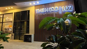 Un edificio con un cartello che riporta "THE HOLLOW 102", che indica uno spazio di co-living e co-working.