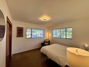 3 عدّة غرف نوم ومكتب ومكواة/لوح كي وسرير سفر