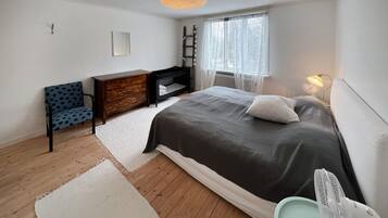 4 bedrooms, travel cot