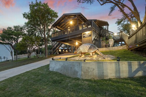 The Armadillo Villa! Hillside Haven with a Panoramic View of the Colorado River