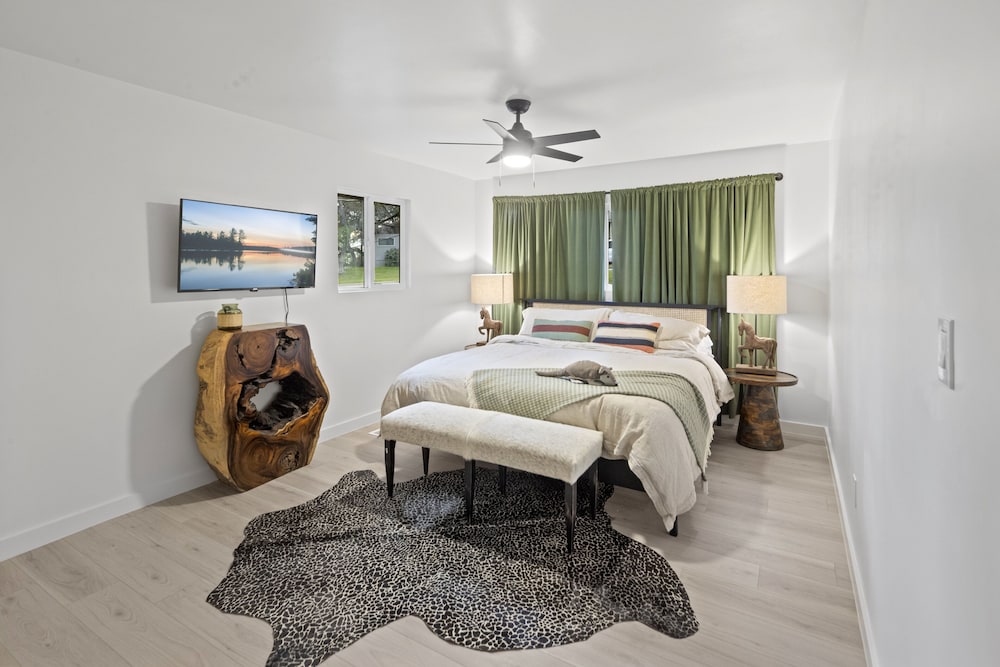 The Armadillo Villa! Hillside Haven with a Panoramic View of the