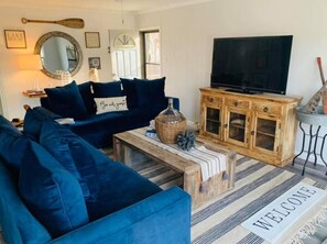 Smart TV - Modern Lake Cabin with great views of the Solar Eclipse! (Bee Branch)