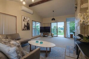 Living area - The Waterfront 361 (Auckland)