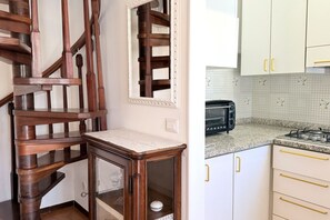 Frigorífic i una taula de menjador 