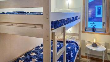 4 makuuhuonetta, vauvan matkasÀnky, ilmainen Wi-Fi