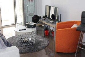 TV - Best location in the heart of Athens,under Acropolis,on touristic road Adrianou. (Athina)