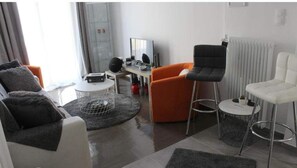 TV - Best location in the heart of Athens,under Acropolis,on touristic road Adrianou. (Athina)