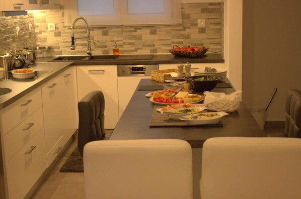 Fridge, oven, dishwasher - Best location in the heart of Athens,under Acropolis,on touristic road Adrianou. (Athina)