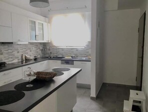 Fridge, oven, dishwasher - Best location in the heart of Athens,under Acropolis,on touristic road Adrianou. (Athina)