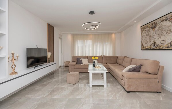 Una televisión, un futbolín