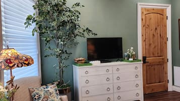 Comfort Room, Mountain View | Blackout curtains, iron/ironing board, free WiFi, bed sheets