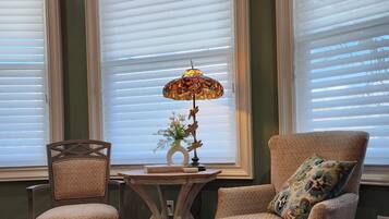 Comfort Room, Mountain View | Living area | 50-inch Smart TV with cable channels