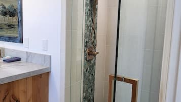 Deluxe Room, City View | Bathroom