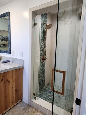 Deluxe Room, City View | Bathroom - Hummingbird House (Red Bluff)