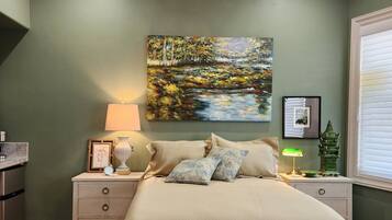 Comfort Room, Mountain View | Blackout drapes, iron/ironing board, free WiFi, bed sheets