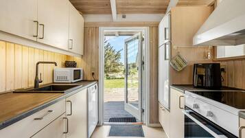 Kjøleskap, kokeplater, oppvaskmaskin og kaffetrakter/tekoker