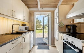 Fridge, stovetop, dishwasher, coffee/tea maker - Amazing home in Hirtshals with sauna (Hirtshals)