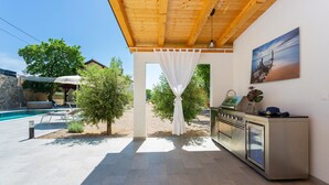 A covered outdoor area with a pool, a hot tub, and a kitchenette. - Awesome home in Bribir (Bribir)
