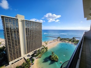 Un hotel de altura con vistas a la playa y al océano.