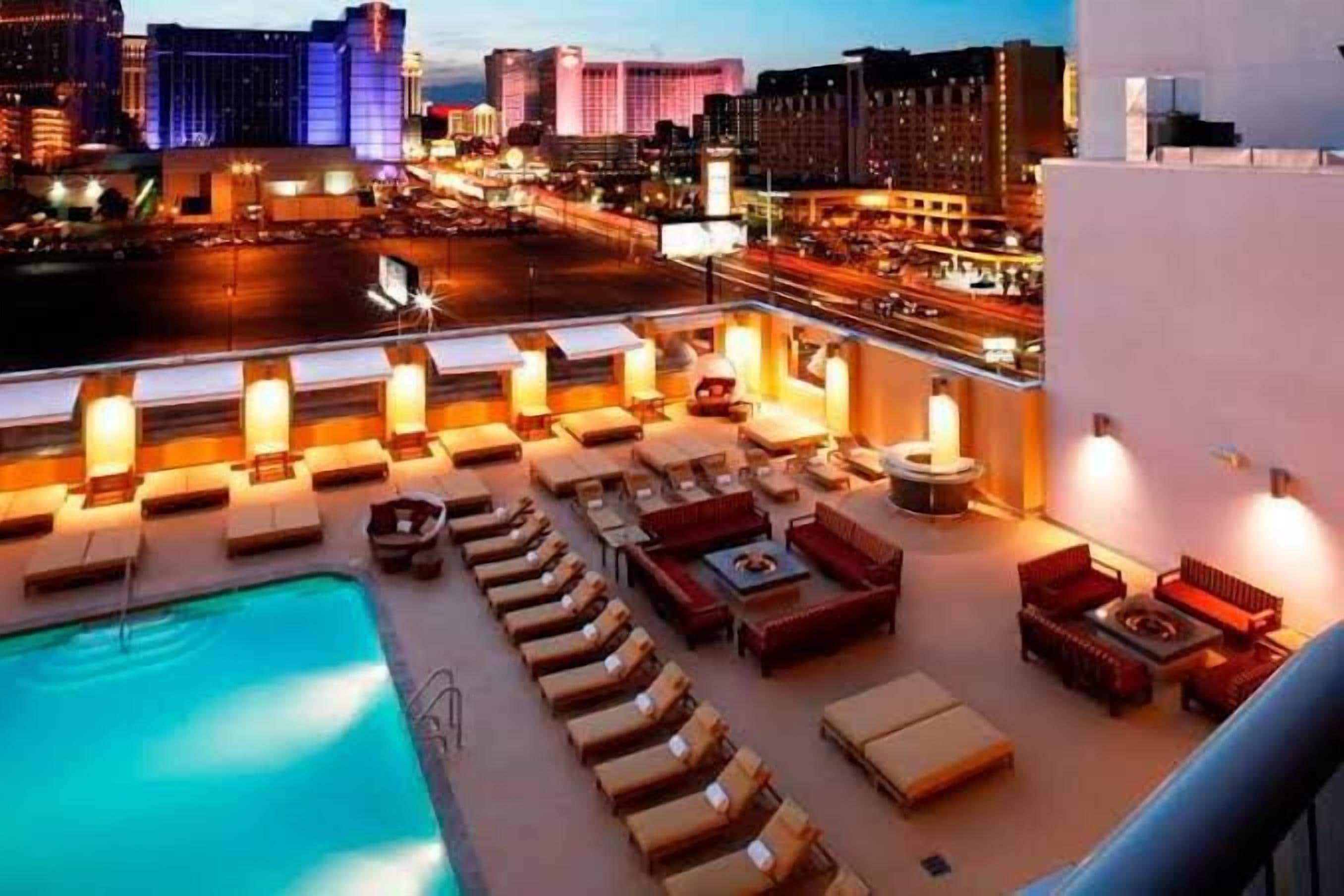 Piscine couverte, piscine extérieure, cabanons gratuits, chaises longues