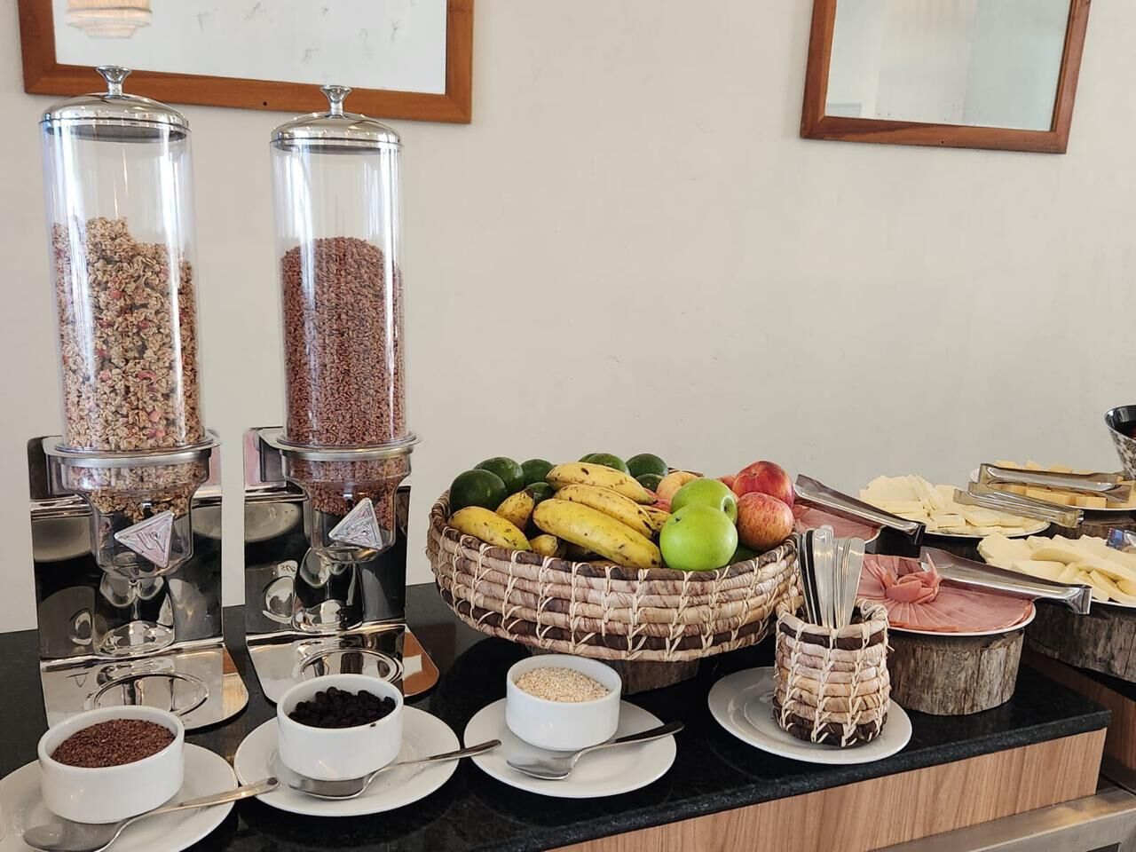 Un bufé de desayuno con diversas opciones de comida y salsas.