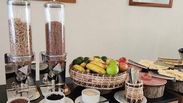 Un bufé de desayuno con diversas opciones de comida y salsas.