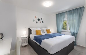 3 dormitorios, tabla de planchar con plancha, cuna de viaje