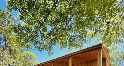 Cabin on 40 acres with private lake! - Heifer Hotel