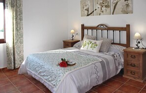 5 bedrooms, free WiFi, bed sheets